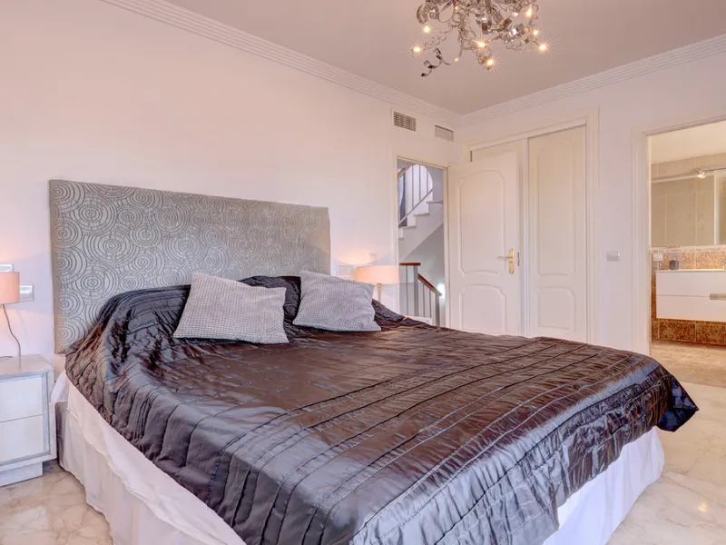House - Townhouse в продаже в Manilva, Málaga. В доме 4 спален и 3 ванных комнат. Площадь дома 262 м². Площадь участка 92 м²