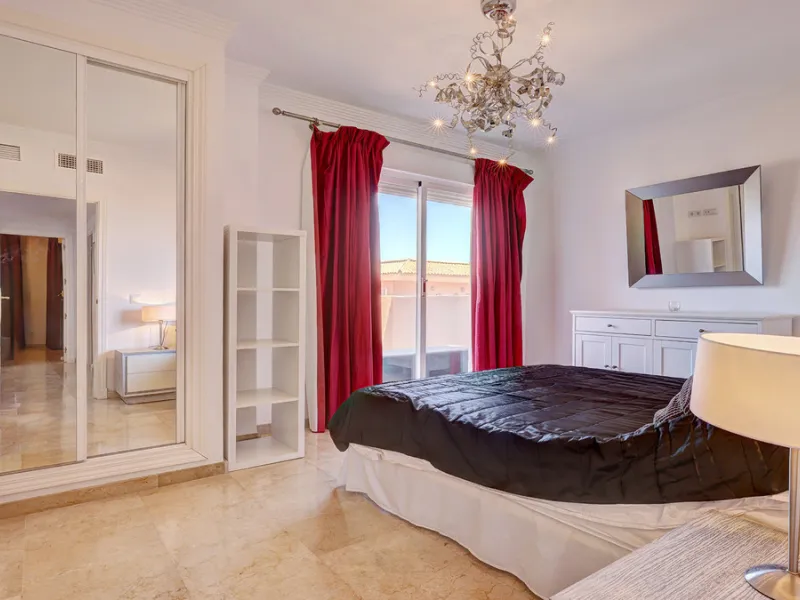 House - Townhouse в продаже в Manilva, Málaga. В доме 4 спален и 3 ванных комнат. Площадь дома 262 м². Площадь участка 92 м²