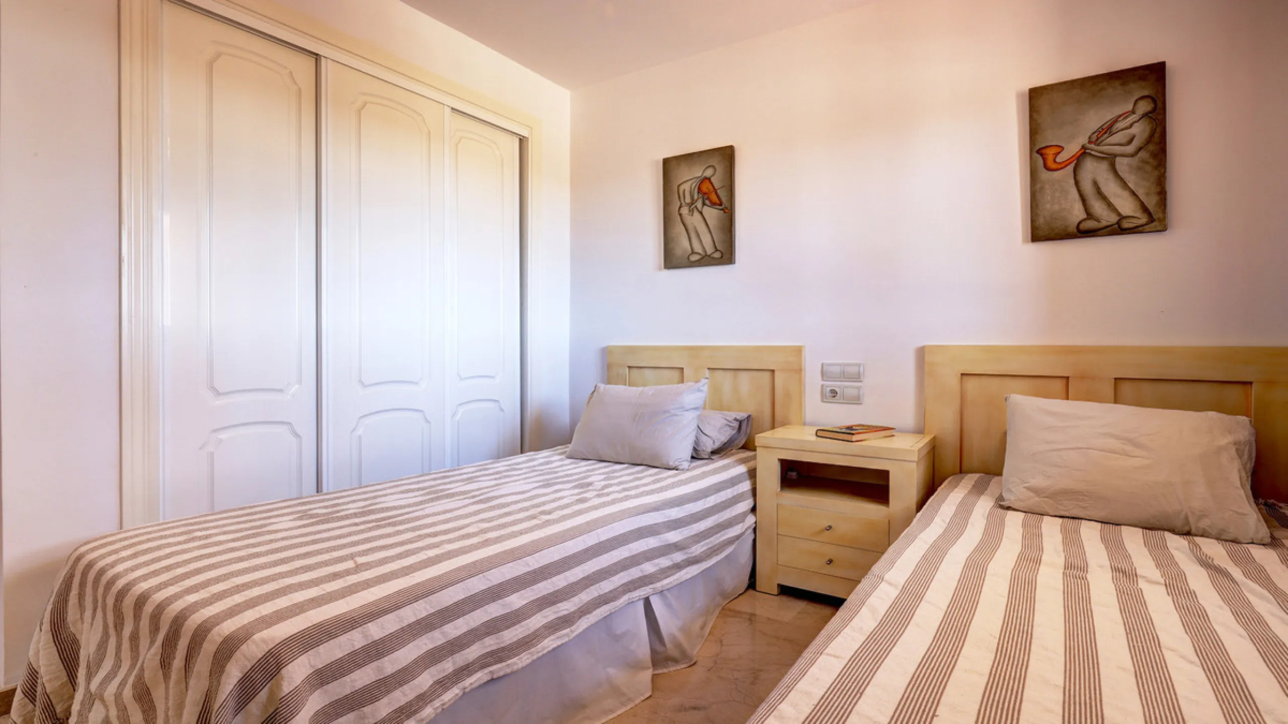 House - Townhouse в продаже в Manilva, Málaga. В доме 4 спален и 3 ванных комнат. Площадь дома 262 м². Площадь участка 92 м²