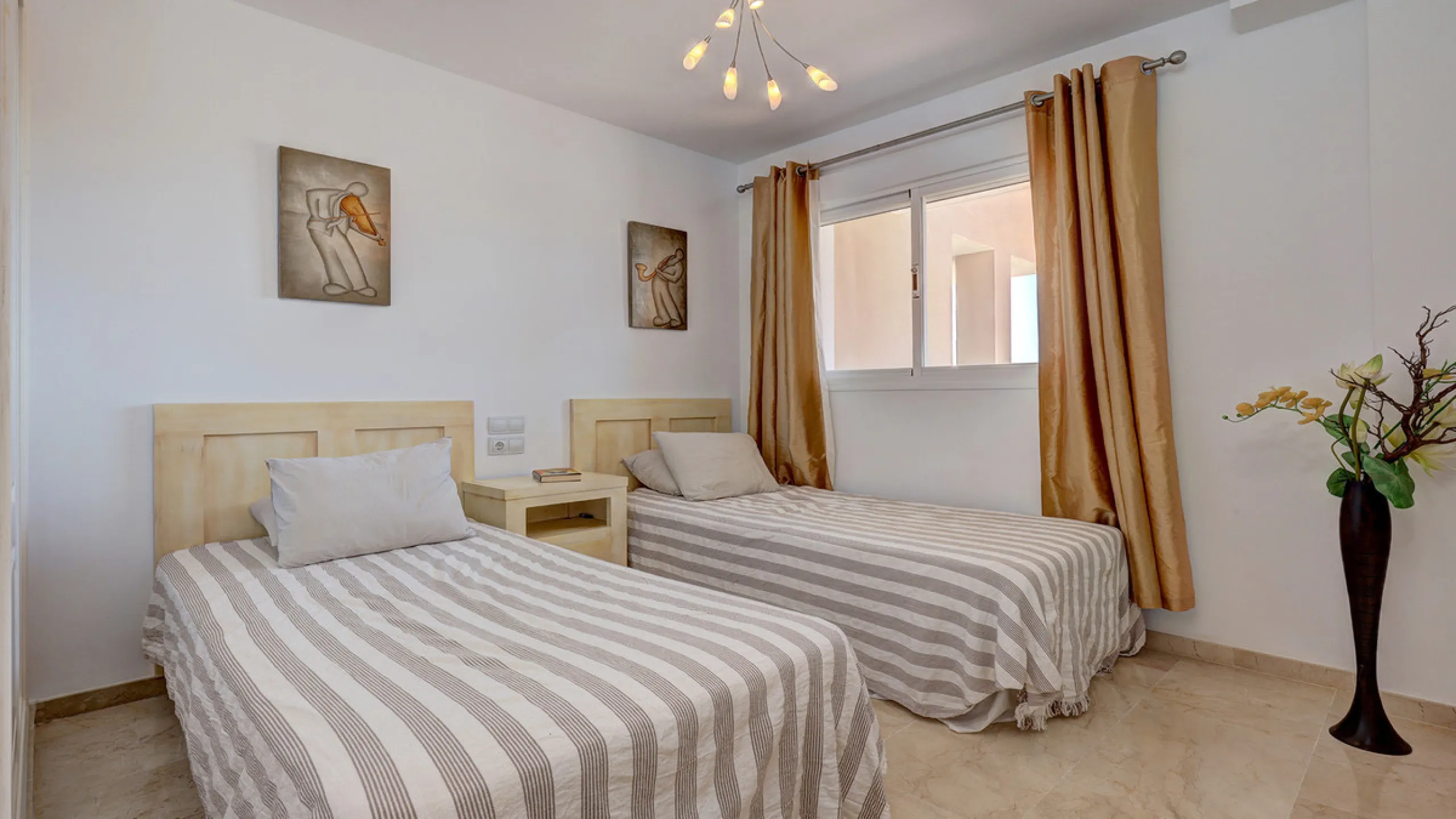 House - Townhouse в продаже в Manilva, Málaga. В доме 4 спален и 3 ванных комнат. Площадь дома 262 м². Площадь участка 92 м²