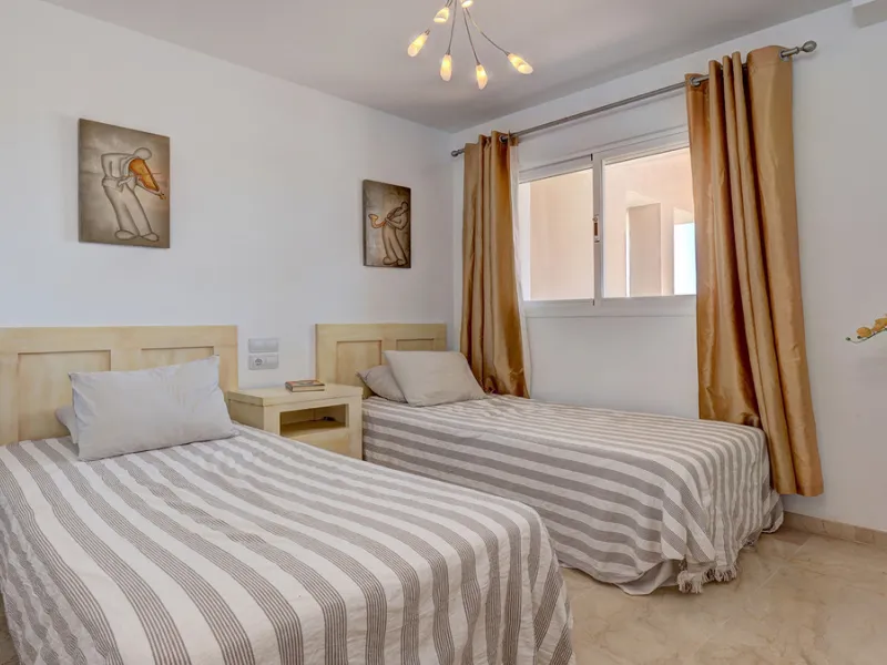 House - Townhouse в продаже в Manilva, Málaga. В доме 4 спален и 3 ванных комнат. Площадь дома 262 м². Площадь участка 92 м²