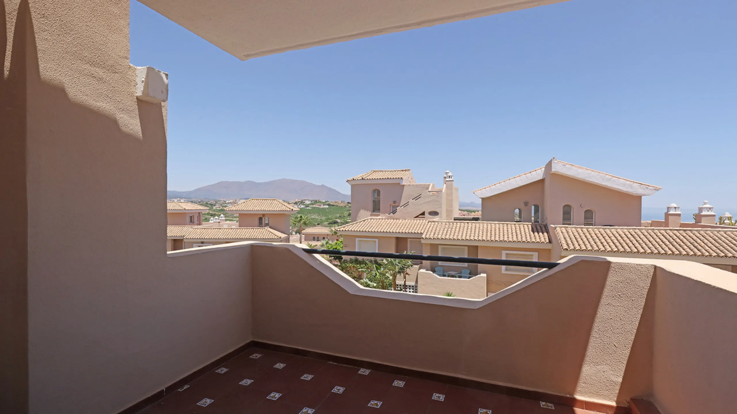 House - Townhouse в продаже в Manilva, Málaga. В доме 4 спален и 3 ванных комнат. Площадь дома 262 м². Площадь участка 92 м²