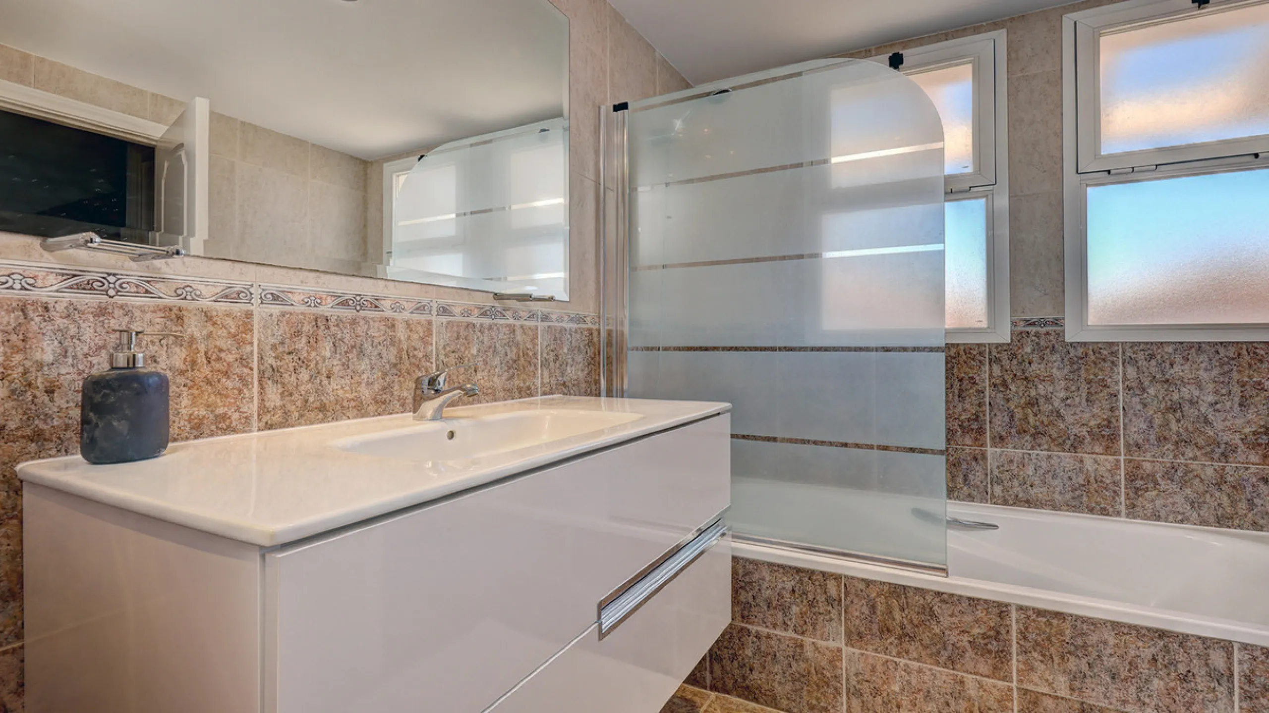 House - Townhouse в продаже в Manilva, Málaga. В доме 4 спален и 3 ванных комнат. Площадь дома 262 м². Площадь участка 92 м²