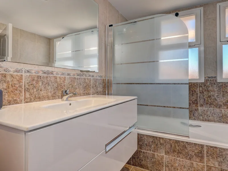 House - Townhouse в продаже в Manilva, Málaga. В доме 4 спален и 3 ванных комнат. Площадь дома 262 м². Площадь участка 92 м²