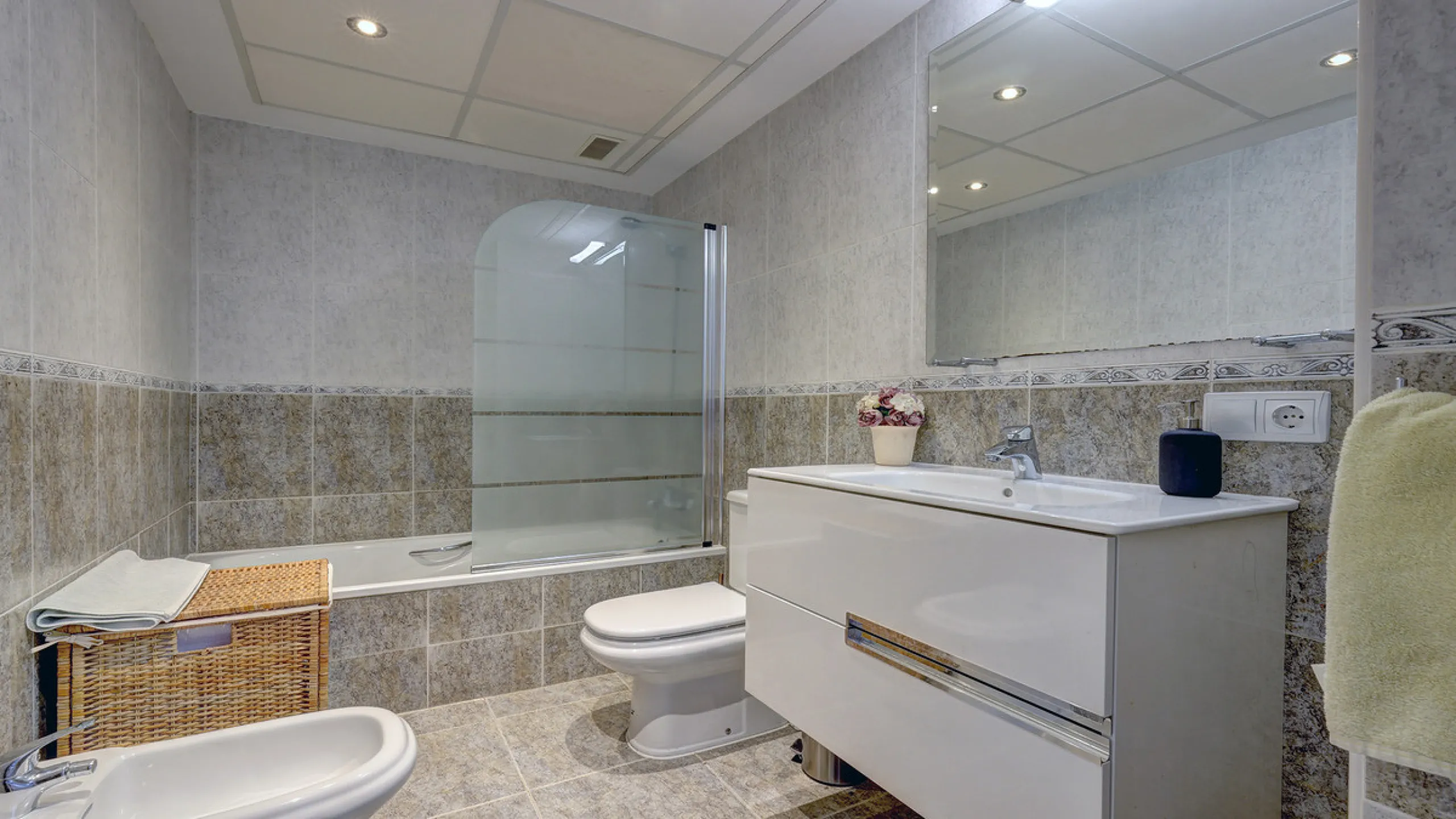House - Townhouse в продаже в Manilva, Málaga. В доме 4 спален и 3 ванных комнат. Площадь дома 262 м². Площадь участка 92 м²