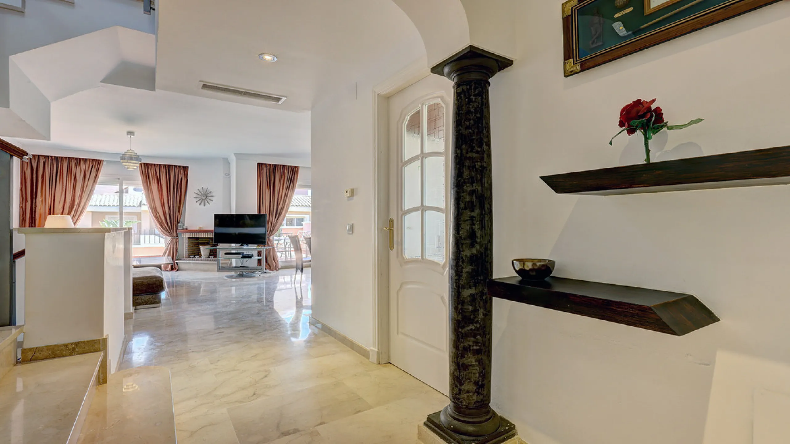 House - Townhouse в продаже в Manilva, Málaga. В доме 4 спален и 3 ванных комнат. Площадь дома 262 м². Площадь участка 92 м²