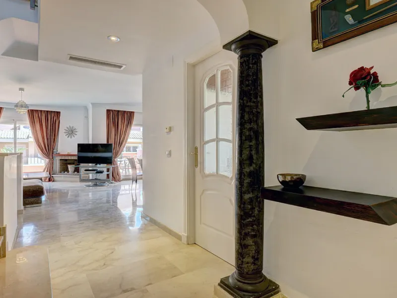 House - Townhouse в продаже в Manilva, Málaga. В доме 4 спален и 3 ванных комнат. Площадь дома 262 м². Площадь участка 92 м²
