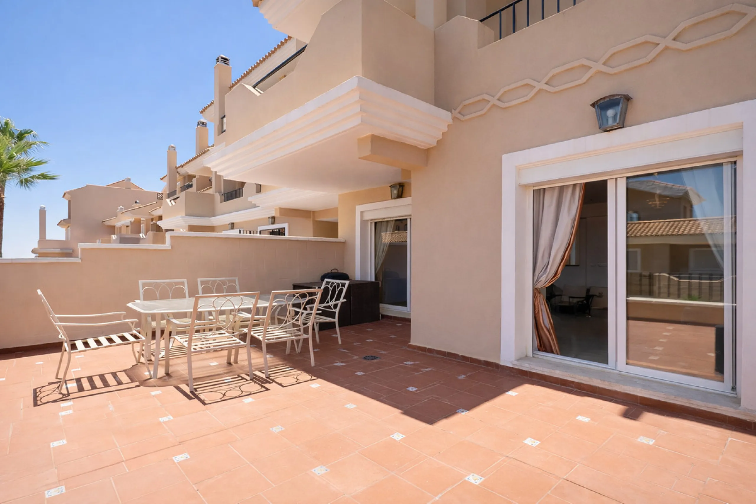 House - Townhouse в продаже в Manilva, Málaga. В доме 4 спален и 3 ванных комнат. Площадь дома 262 м². Площадь участка 92 м²