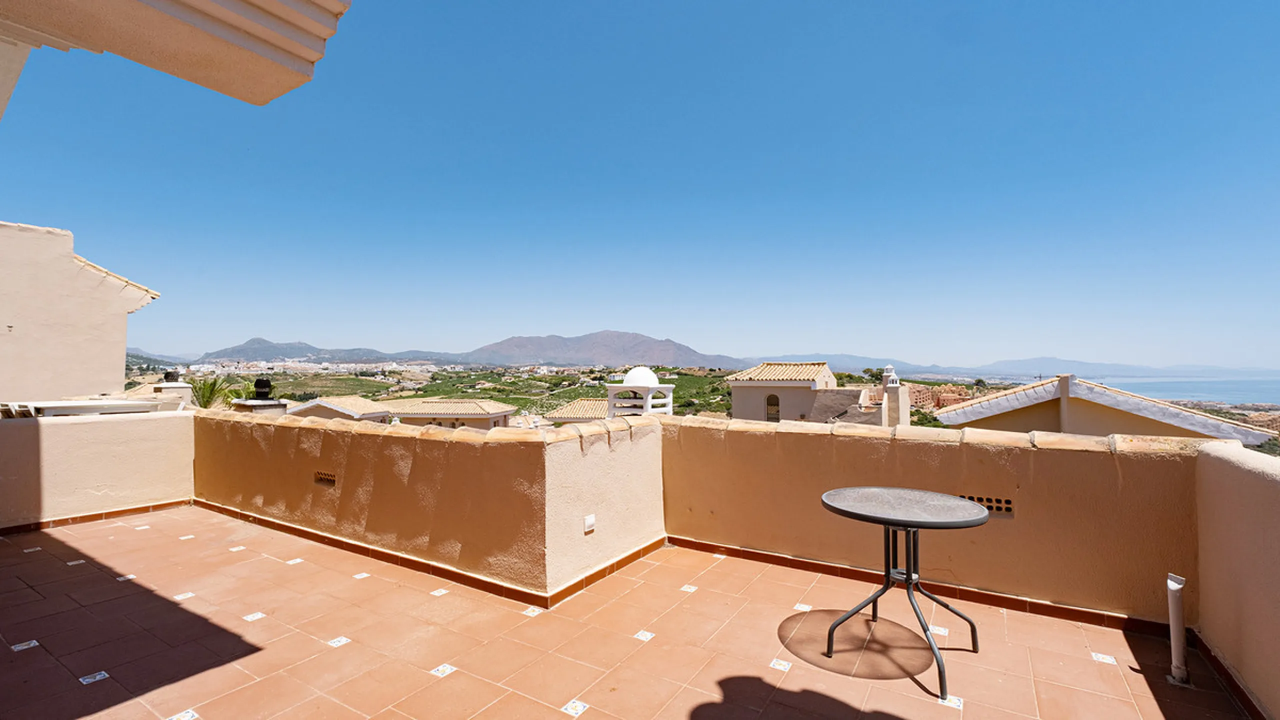 House - Townhouse в продаже в Manilva, Málaga. В доме 4 спален и 3 ванных комнат. Площадь дома 262 м². Площадь участка 92 м²