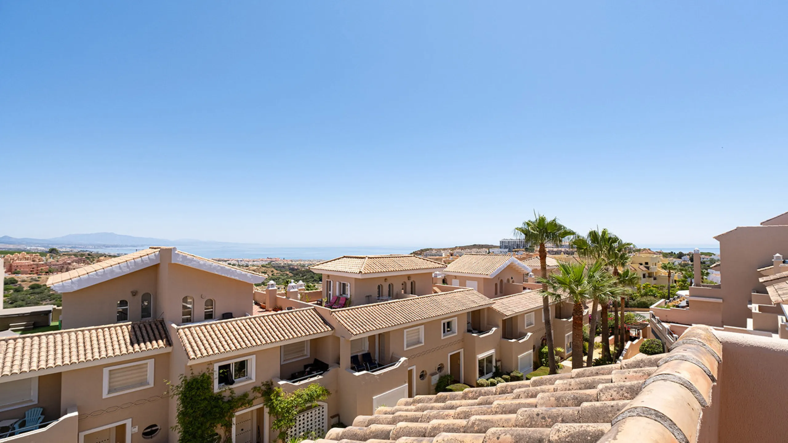 House - Townhouse в продаже в Manilva, Málaga. В доме 4 спален и 3 ванных комнат. Площадь дома 262 м². Площадь участка 92 м²