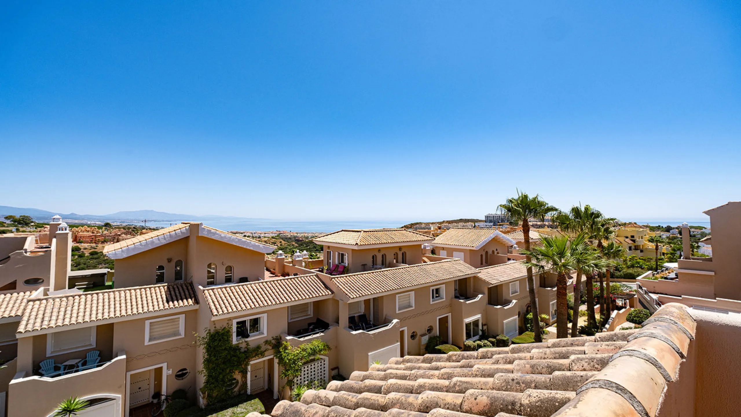 House - Townhouse в продаже в Manilva, Málaga. В доме 4 спален и 3 ванных комнат. Площадь дома 262 м². Площадь участка 92 м²