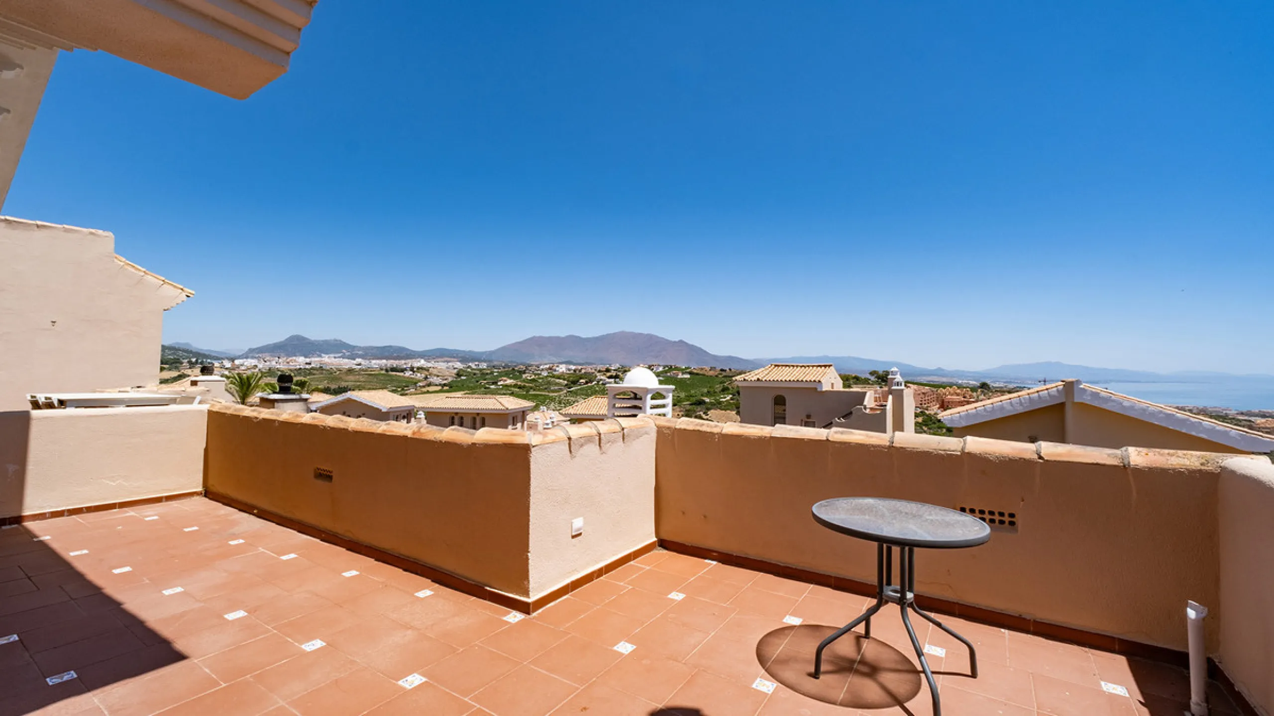 House - Townhouse в продаже в Manilva, Málaga. В доме 4 спален и 3 ванных комнат. Площадь дома 262 м². Площадь участка 92 м²