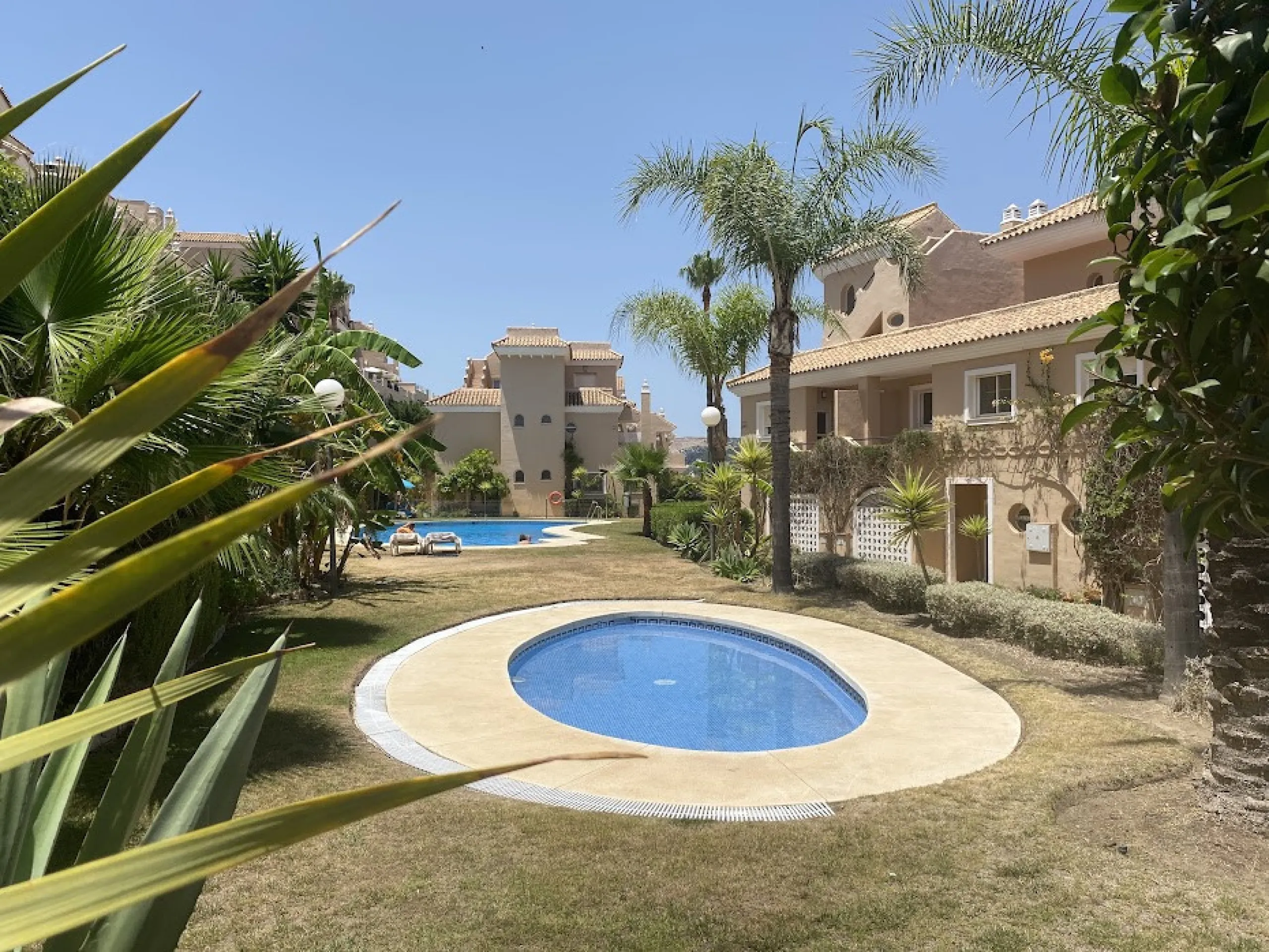 House - Townhouse в продаже в Manilva, Málaga. В доме 4 спален и 3 ванных комнат. Площадь дома 262 м². Площадь участка 92 м²
