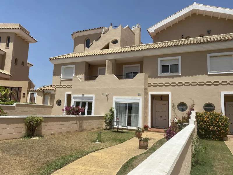 House - Townhouse в продаже в Manilva, Málaga. В доме 4 спален и 3 ванных комнат. Площадь дома 262 м². Площадь участка 92 м²