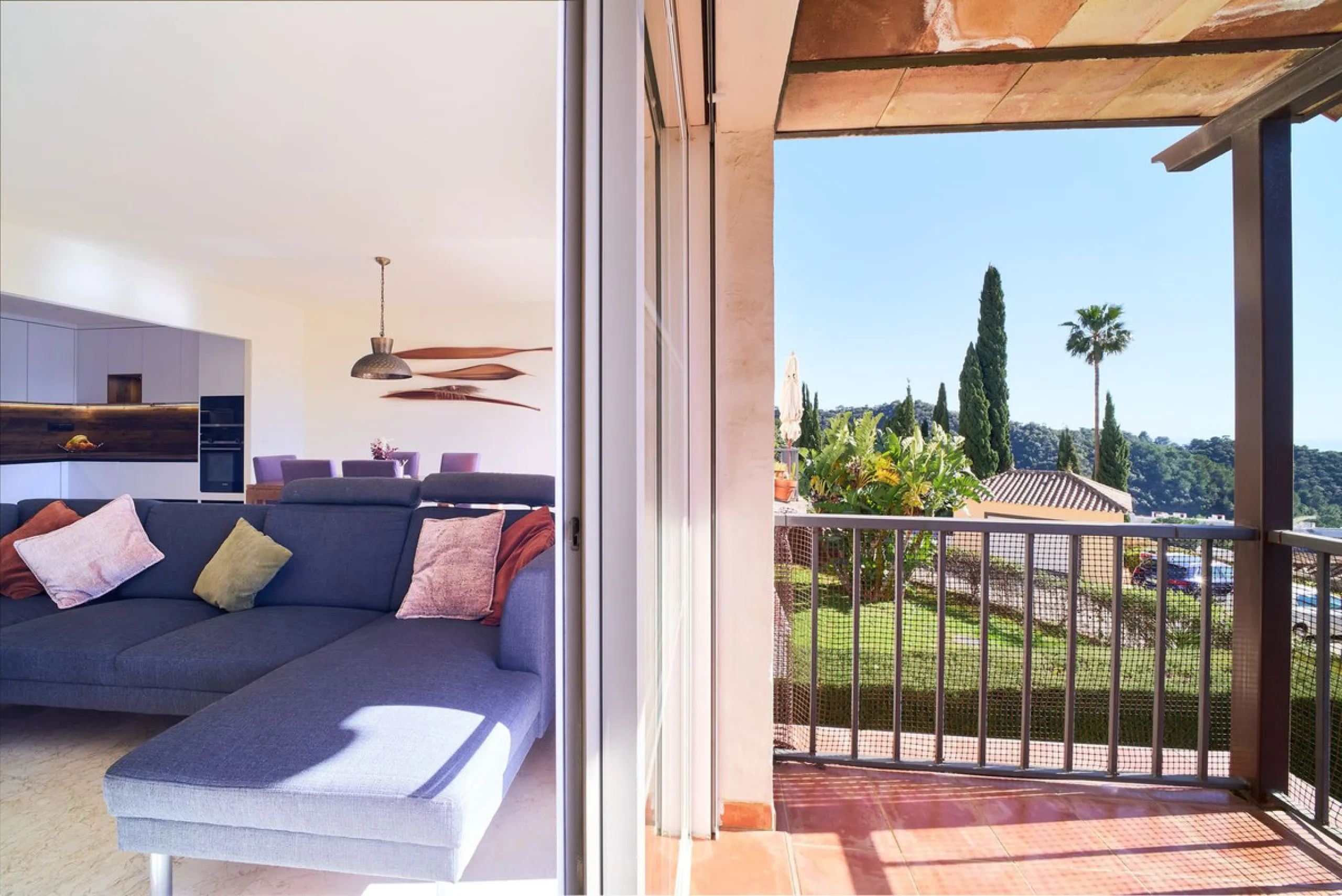 Discover serenity and understated luxury in this magnificent 138 m² duplex apartment located in the prestigious Cerro del Lago residential complex, an exclusive and secure enclave in the charming setting of Istán. Here, Mediterranean living blends seamles