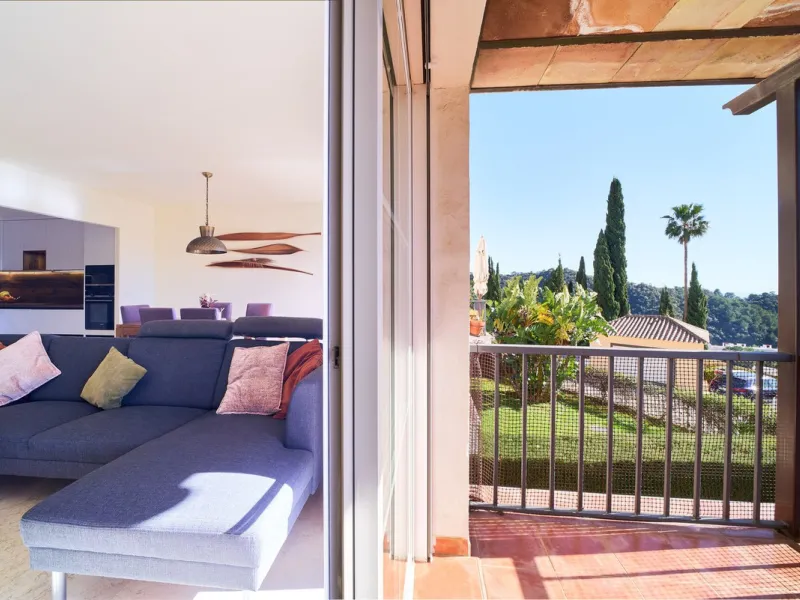 Discover serenity and understated luxury in this magnificent 138 m² duplex apartment located in the prestigious Cerro del Lago residential complex, an exclusive and secure enclave in the charming setting of Istán. Here, Mediterranean living blends seamles