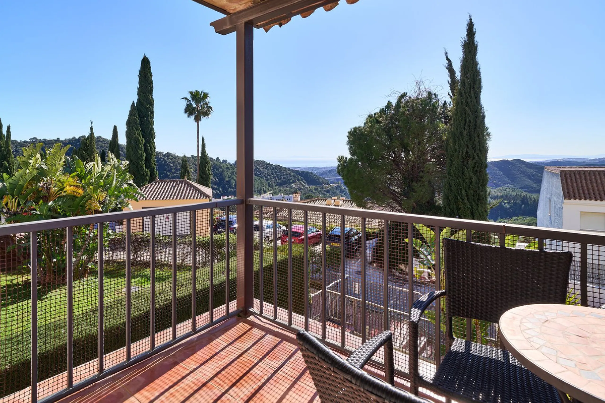 Discover serenity and understated luxury in this magnificent 138 m² duplex apartment located in the prestigious Cerro del Lago residential complex, an exclusive and secure enclave in the charming setting of Istán. Here, Mediterranean living blends seamles
