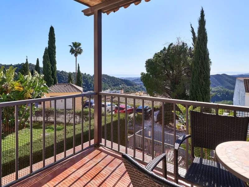 Discover serenity and understated luxury in this magnificent 138 m² duplex apartment located in the prestigious Cerro del Lago residential complex, an exclusive and secure enclave in the charming setting of Istán. Here, Mediterranean living blends seamles