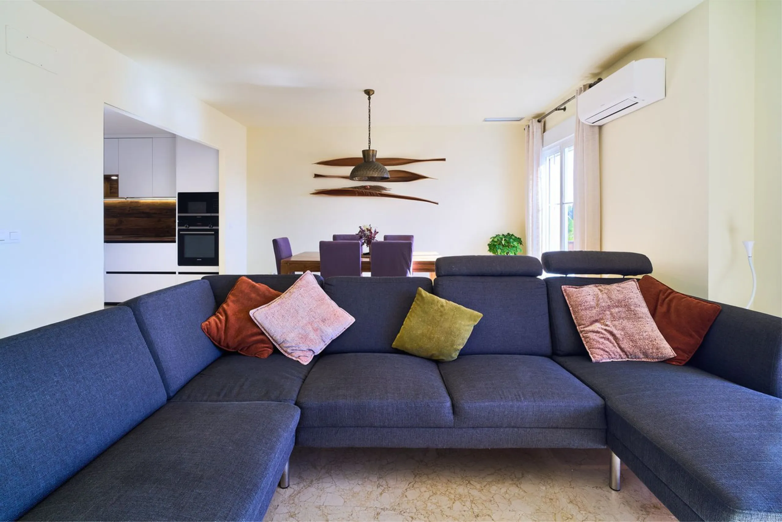 Discover serenity and understated luxury in this magnificent 138 m² duplex apartment located in the prestigious Cerro del Lago residential complex, an exclusive and secure enclave in the charming setting of Istán. Here, Mediterranean living blends seamles