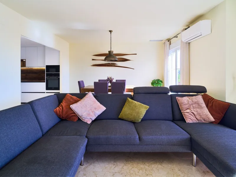 Discover serenity and understated luxury in this magnificent 138 m² duplex apartment located in the prestigious Cerro del Lago residential complex, an exclusive and secure enclave in the charming setting of Istán. Here, Mediterranean living blends seamles