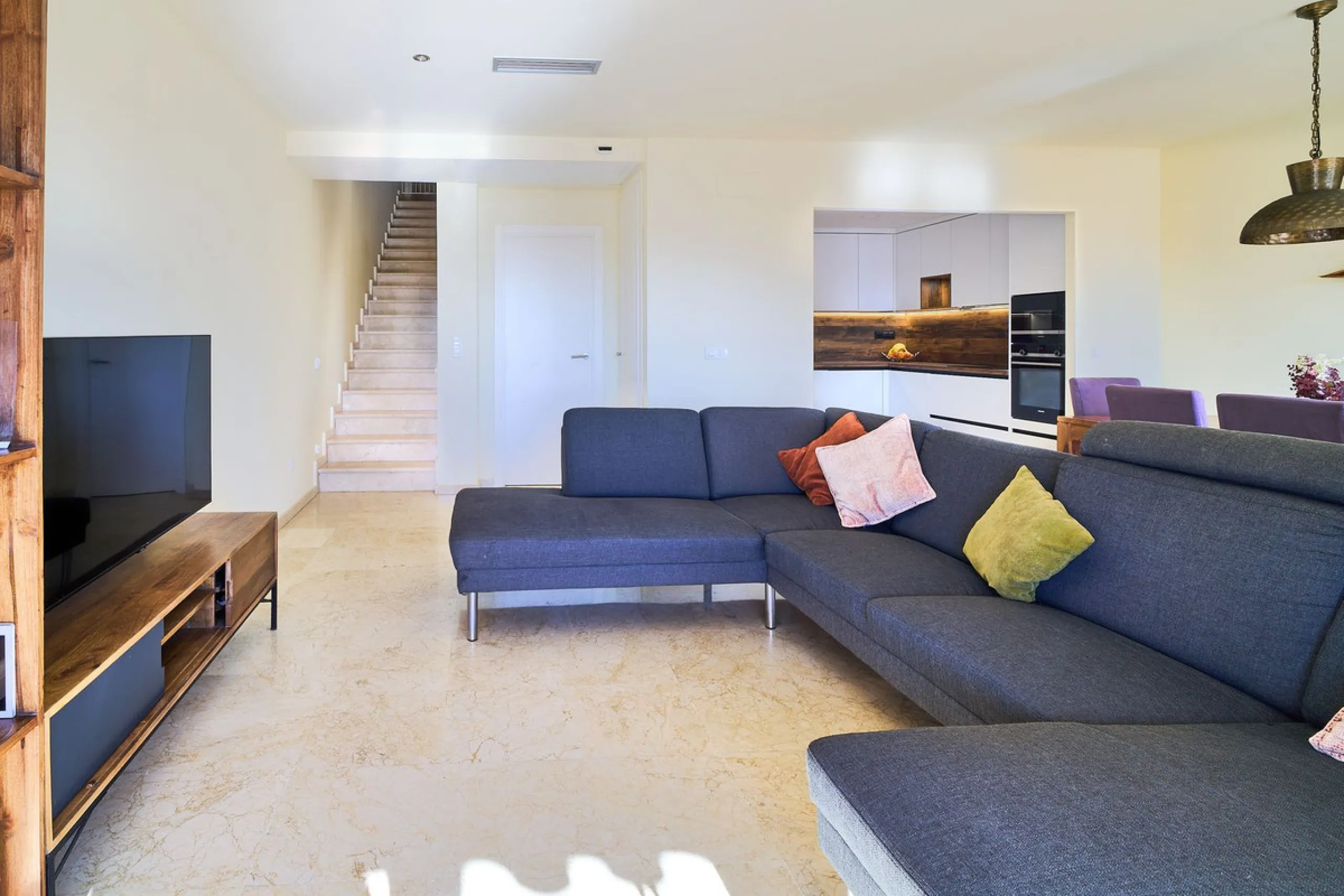 Discover serenity and understated luxury in this magnificent 138 m² duplex apartment located in the prestigious Cerro del Lago residential complex, an exclusive and secure enclave in the charming setting of Istán. Here, Mediterranean living blends seamles