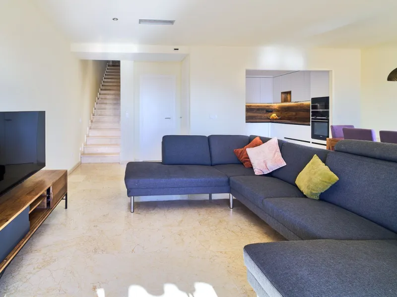 Discover serenity and understated luxury in this magnificent 138 m² duplex apartment located in the prestigious Cerro del Lago residential complex, an exclusive and secure enclave in the charming setting of Istán. Here, Mediterranean living blends seamles