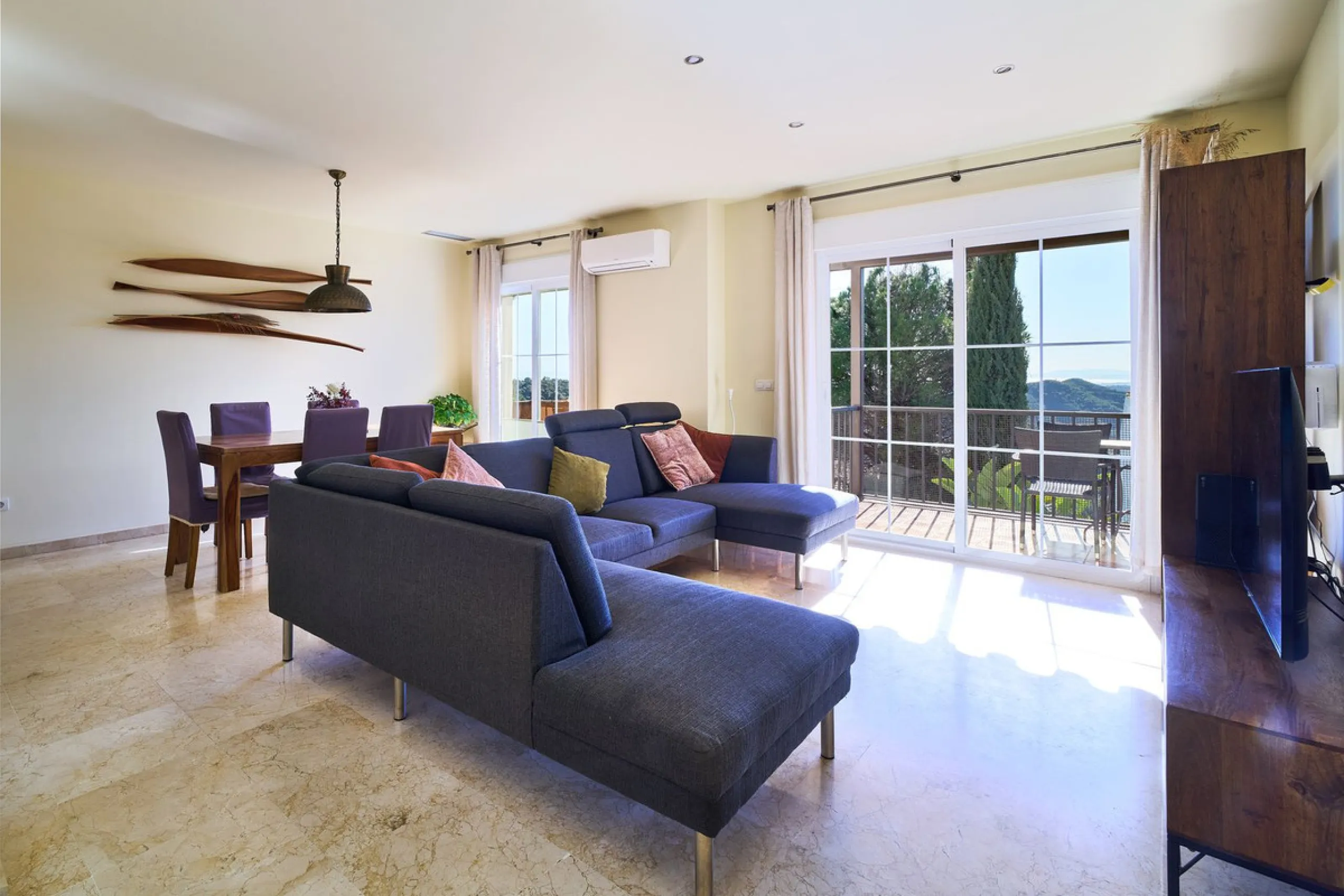 Discover serenity and understated luxury in this magnificent 138 m² duplex apartment located in the prestigious Cerro del Lago residential complex, an exclusive and secure enclave in the charming setting of Istán. Here, Mediterranean living blends seamles