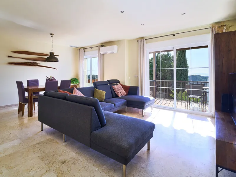 Discover serenity and understated luxury in this magnificent 138 m² duplex apartment located in the prestigious Cerro del Lago residential complex, an exclusive and secure enclave in the charming setting of Istán. Here, Mediterranean living blends seamles
