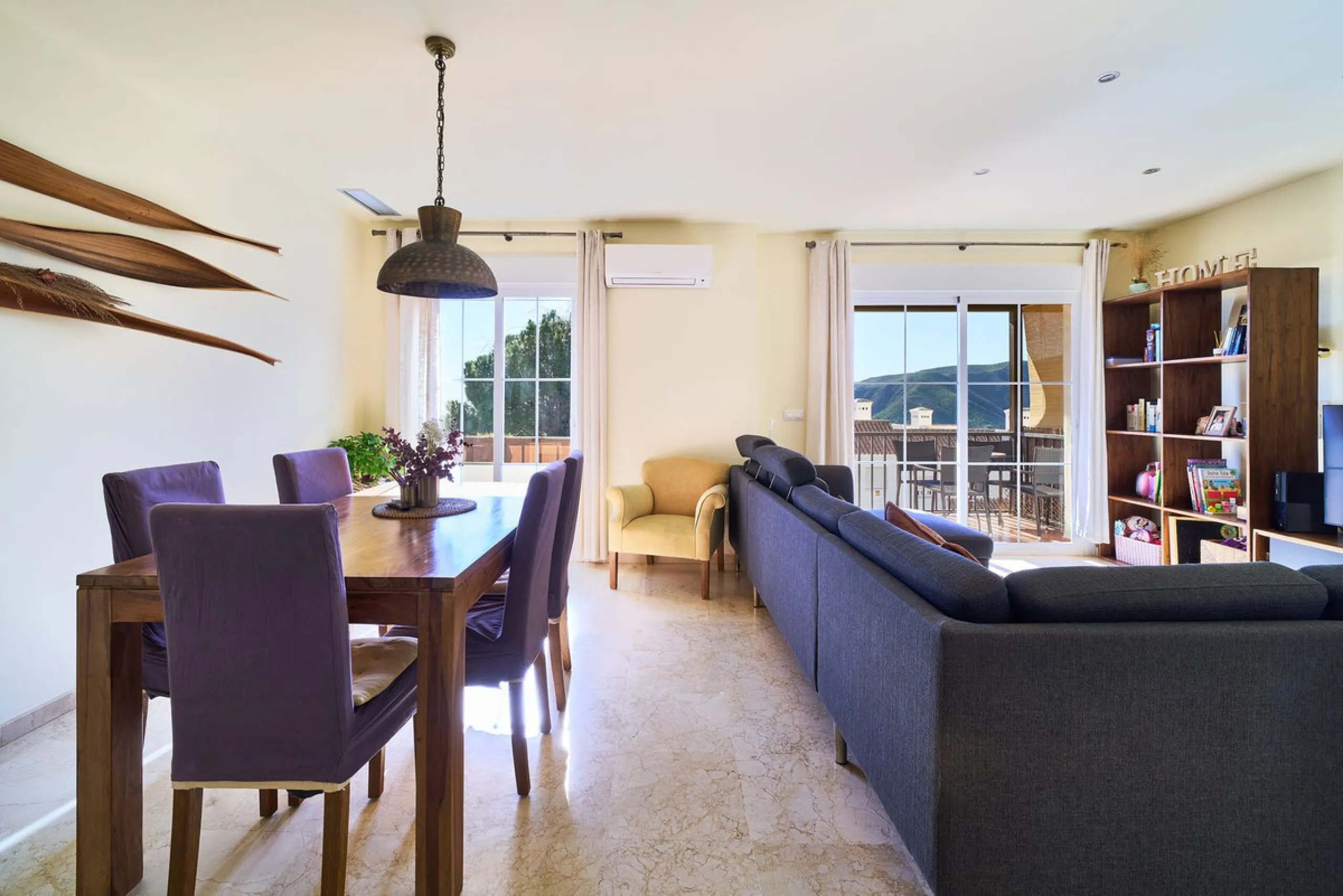 Discover serenity and understated luxury in this magnificent 138 m² duplex apartment located in the prestigious Cerro del Lago residential complex, an exclusive and secure enclave in the charming setting of Istán. Here, Mediterranean living blends seamles