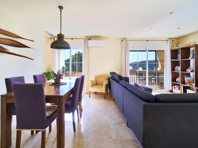 Discover serenity and understated luxury in this magnificent 138 m² duplex apartment located in the prestigious Cerro del Lago residential complex, an exclusive and secure enclave in the charming setting of Istán. Here, Mediterranean living blends seamles