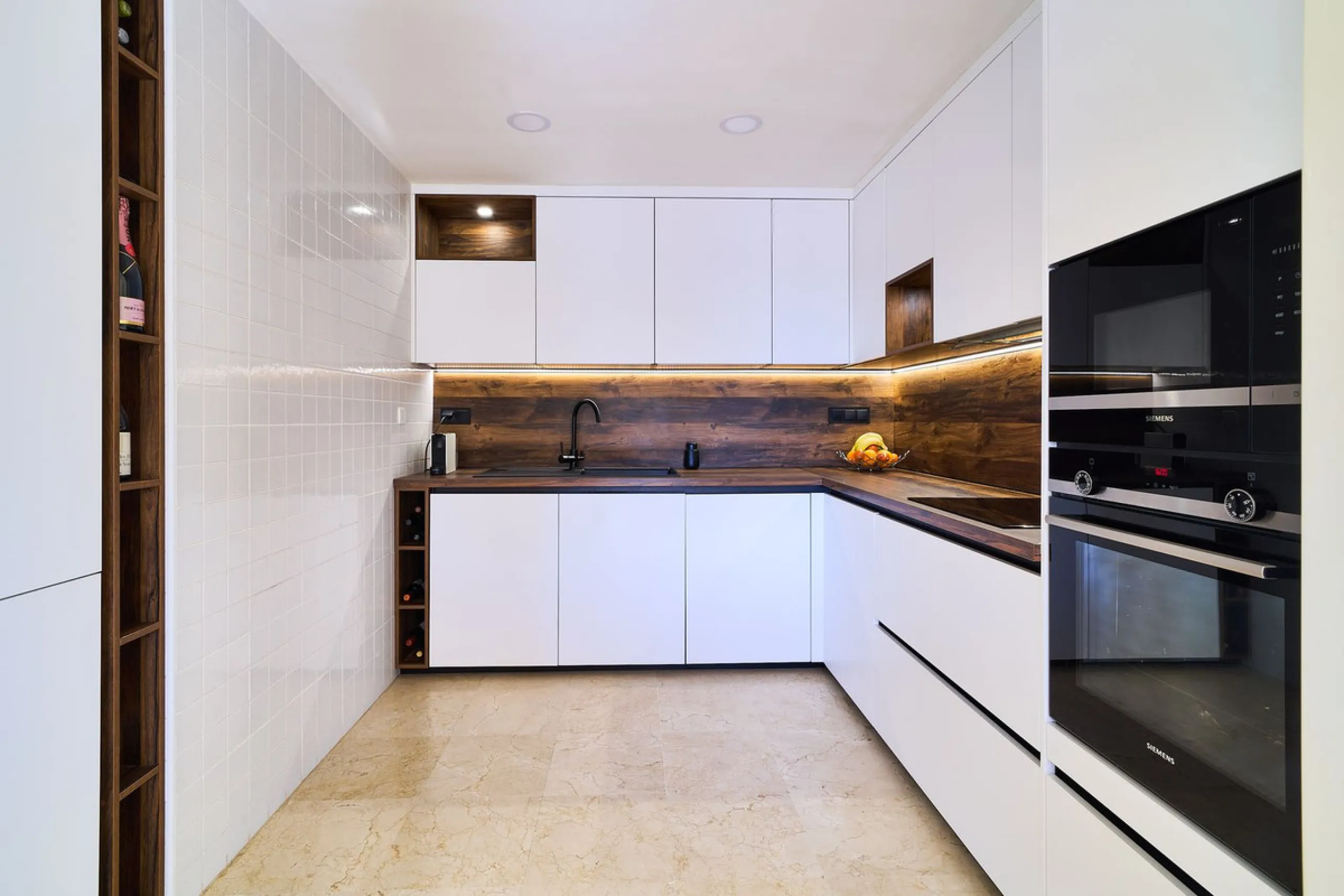Discover serenity and understated luxury in this magnificent 138 m² duplex apartment located in the prestigious Cerro del Lago residential complex, an exclusive and secure enclave in the charming setting of Istán. Here, Mediterranean living blends seamles