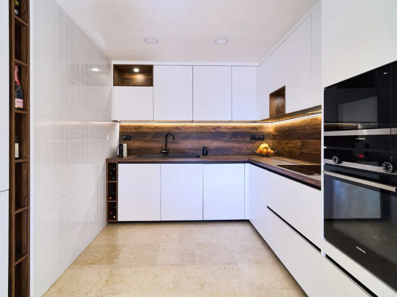 Discover serenity and understated luxury in this magnificent 138 m² duplex apartment located in the prestigious Cerro del Lago residential complex, an exclusive and secure enclave in the charming setting of Istán. Here, Mediterranean living blends seamles