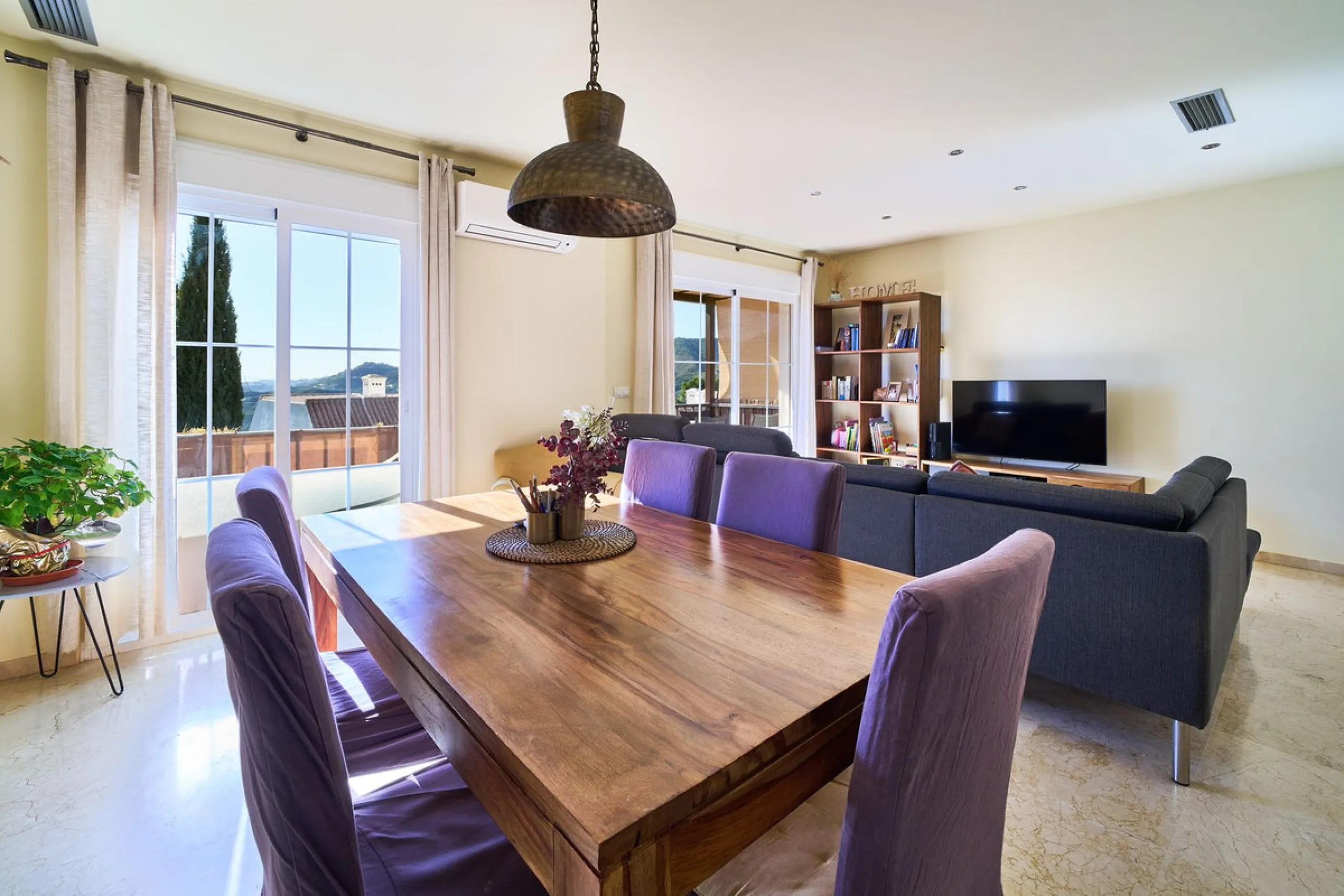 Discover serenity and understated luxury in this magnificent 138 m² duplex apartment located in the prestigious Cerro del Lago residential complex, an exclusive and secure enclave in the charming setting of Istán. Here, Mediterranean living blends seamles
