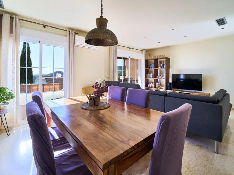 Discover serenity and understated luxury in this magnificent 138 m² duplex apartment located in the prestigious Cerro del Lago residential complex, an exclusive and secure enclave in the charming setting of Istán. Here, Mediterranean living blends seamles