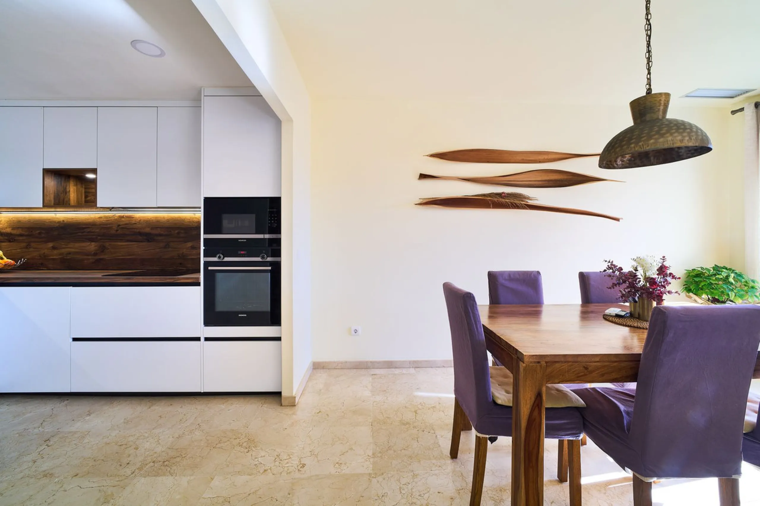 Discover serenity and understated luxury in this magnificent 138 m² duplex apartment located in the prestigious Cerro del Lago residential complex, an exclusive and secure enclave in the charming setting of Istán. Here, Mediterranean living blends seamles