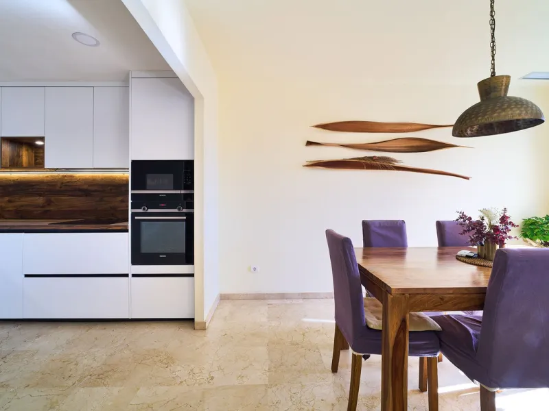 Discover serenity and understated luxury in this magnificent 138 m² duplex apartment located in the prestigious Cerro del Lago residential complex, an exclusive and secure enclave in the charming setting of Istán. Here, Mediterranean living blends seamles
