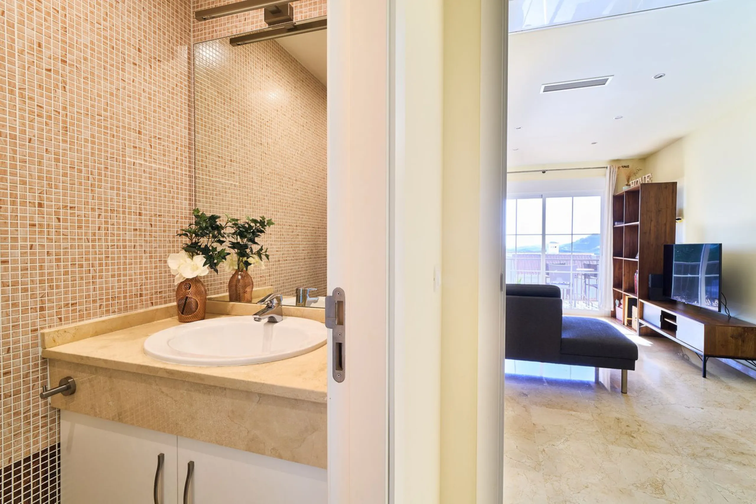 Discover serenity and understated luxury in this magnificent 138 m² duplex apartment located in the prestigious Cerro del Lago residential complex, an exclusive and secure enclave in the charming setting of Istán. Here, Mediterranean living blends seamles