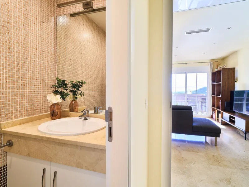 Discover serenity and understated luxury in this magnificent 138 m² duplex apartment located in the prestigious Cerro del Lago residential complex, an exclusive and secure enclave in the charming setting of Istán. Here, Mediterranean living blends seamles