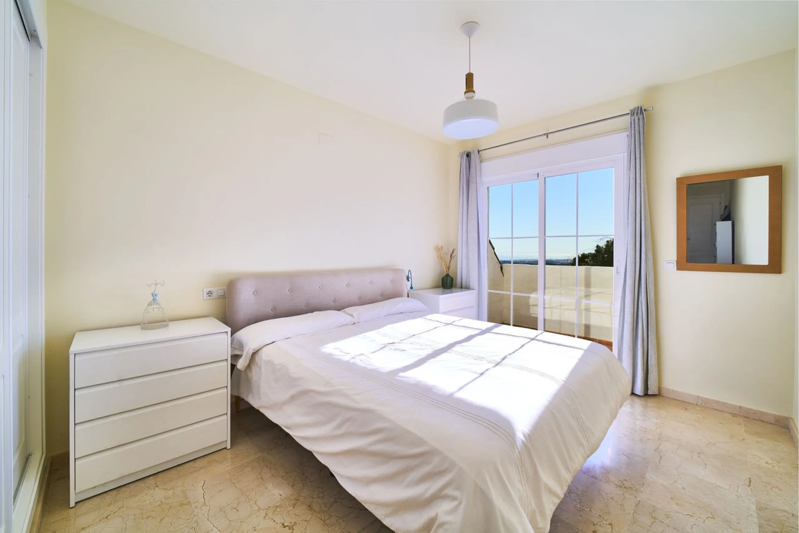 Discover serenity and understated luxury in this magnificent 138 m² duplex apartment located in the prestigious Cerro del Lago residential complex, an exclusive and secure enclave in the charming setting of Istán. Here, Mediterranean living blends seamles