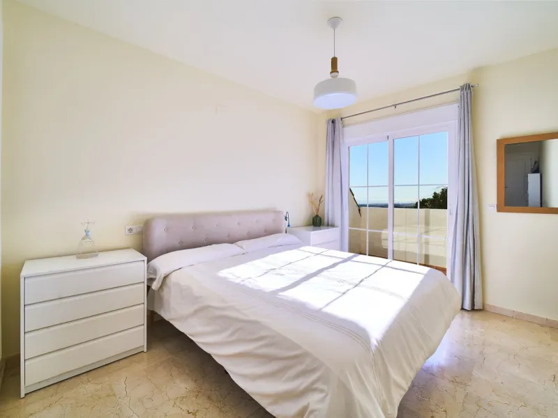 Discover serenity and understated luxury in this magnificent 138 m² duplex apartment located in the prestigious Cerro del Lago residential complex, an exclusive and secure enclave in the charming setting of Istán. Here, Mediterranean living blends seamles