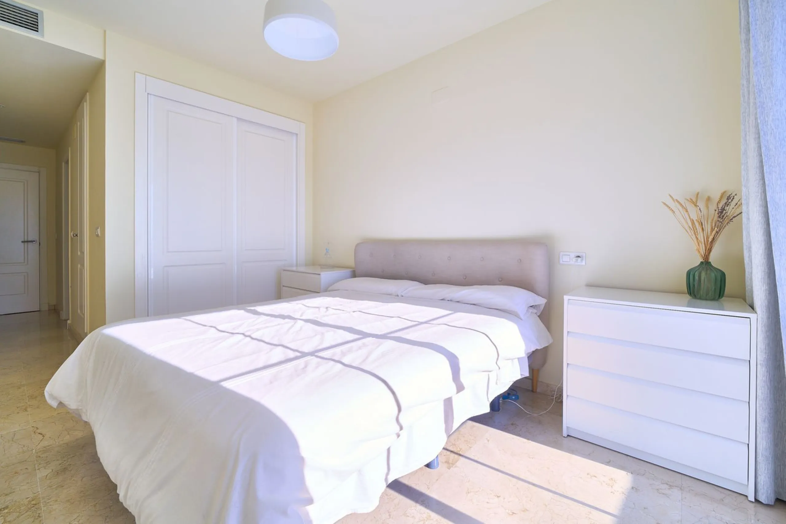 Discover serenity and understated luxury in this magnificent 138 m² duplex apartment located in the prestigious Cerro del Lago residential complex, an exclusive and secure enclave in the charming setting of Istán. Here, Mediterranean living blends seamles