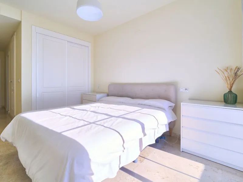 Discover serenity and understated luxury in this magnificent 138 m² duplex apartment located in the prestigious Cerro del Lago residential complex, an exclusive and secure enclave in the charming setting of Istán. Here, Mediterranean living blends seamles