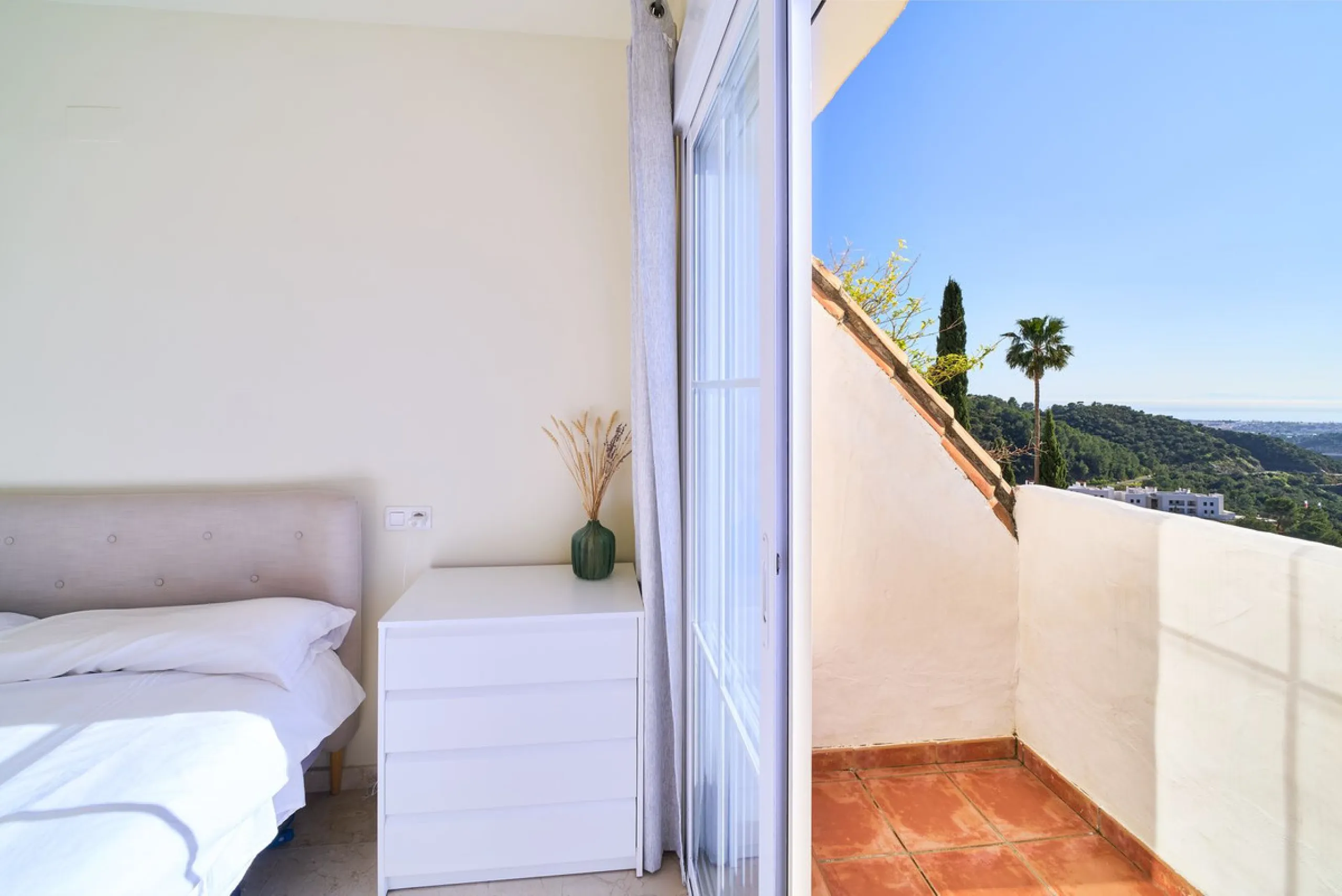 Discover serenity and understated luxury in this magnificent 138 m² duplex apartment located in the prestigious Cerro del Lago residential complex, an exclusive and secure enclave in the charming setting of Istán. Here, Mediterranean living blends seamles