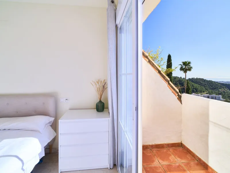 Discover serenity and understated luxury in this magnificent 138 m² duplex apartment located in the prestigious Cerro del Lago residential complex, an exclusive and secure enclave in the charming setting of Istán. Here, Mediterranean living blends seamles