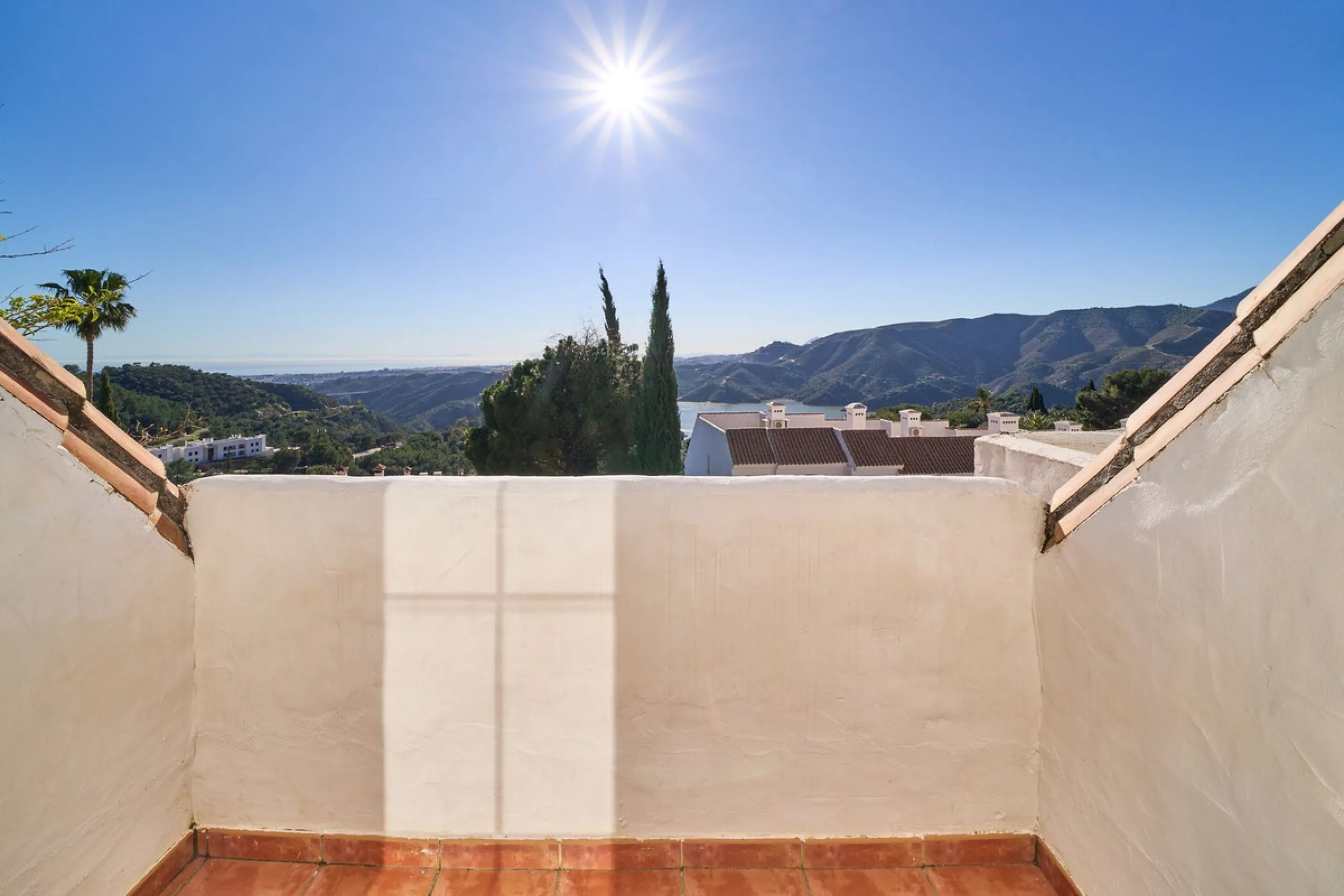 Discover serenity and understated luxury in this magnificent 138 m² duplex apartment located in the prestigious Cerro del Lago residential complex, an exclusive and secure enclave in the charming setting of Istán. Here, Mediterranean living blends seamles