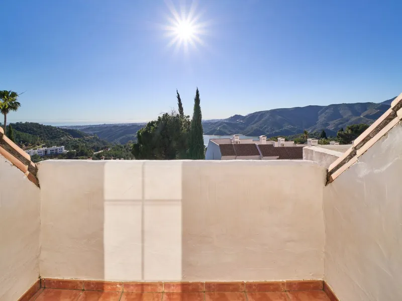 Discover serenity and understated luxury in this magnificent 138 m² duplex apartment located in the prestigious Cerro del Lago residential complex, an exclusive and secure enclave in the charming setting of Istán. Here, Mediterranean living blends seamles