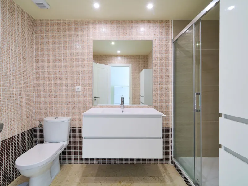 Discover serenity and understated luxury in this magnificent 138 m² duplex apartment located in the prestigious Cerro del Lago residential complex, an exclusive and secure enclave in the charming setting of Istán. Here, Mediterranean living blends seamles