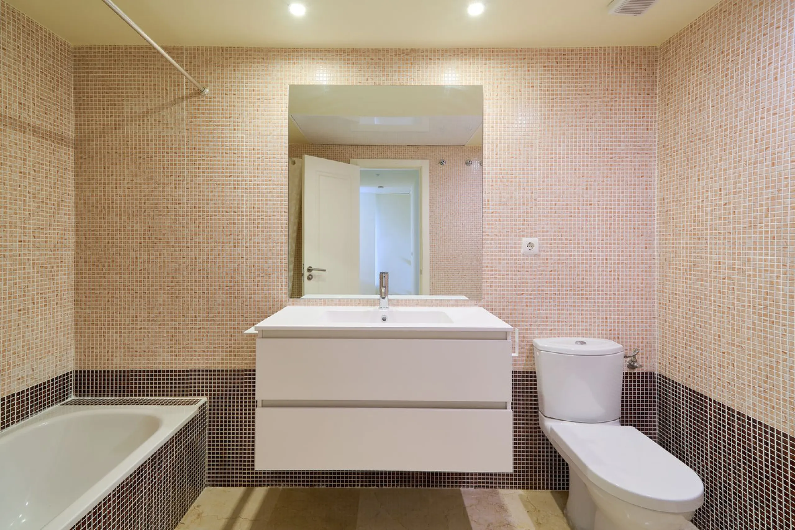 Discover serenity and understated luxury in this magnificent 138 m² duplex apartment located in the prestigious Cerro del Lago residential complex, an exclusive and secure enclave in the charming setting of Istán. Here, Mediterranean living blends seamles