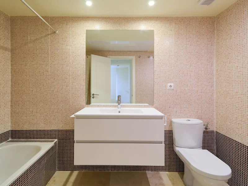 Discover serenity and understated luxury in this magnificent 138 m² duplex apartment located in the prestigious Cerro del Lago residential complex, an exclusive and secure enclave in the charming setting of Istán. Here, Mediterranean living blends seamles