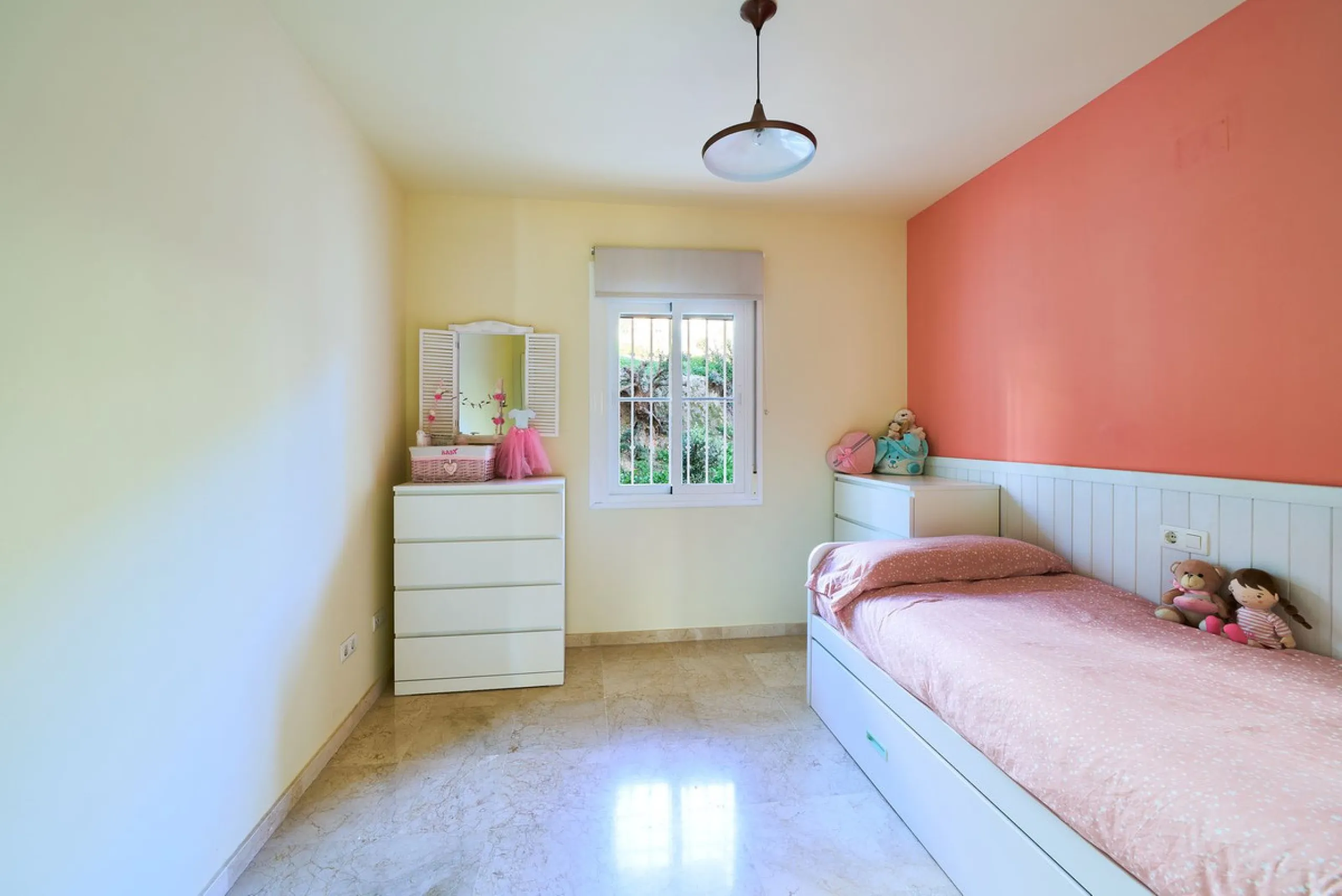 Discover serenity and understated luxury in this magnificent 138 m² duplex apartment located in the prestigious Cerro del Lago residential complex, an exclusive and secure enclave in the charming setting of Istán. Here, Mediterranean living blends seamles